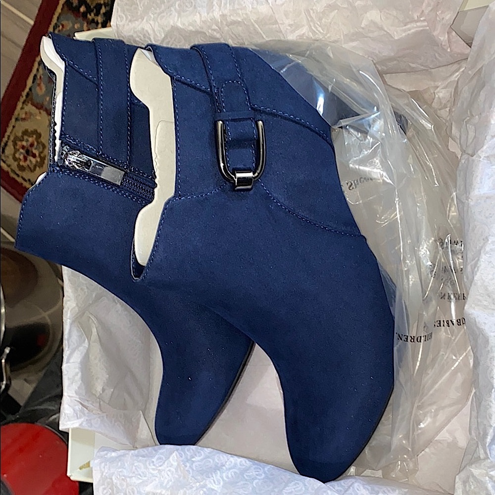 Bandolino “Layita” casual booties
Navy Blue Ankle Boots